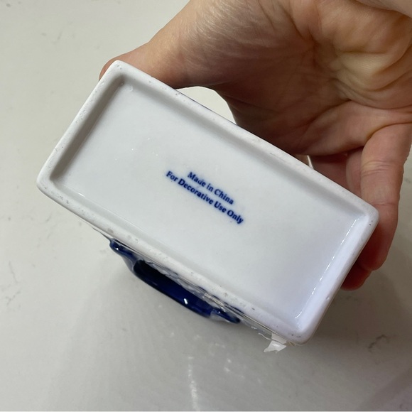 Blue White Floral Handbag Shape Ceramic Porcelain Vase - Picture 2 of 4